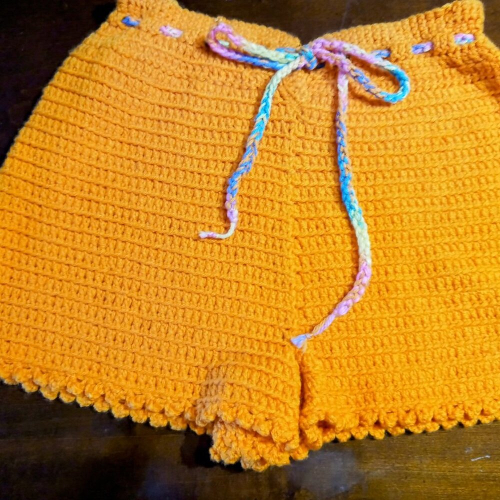 GIRL'S BEACH SHORTS (MED)